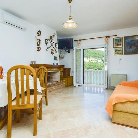 Beautiful Home In Pucisca With Wifi Экстерьер фото
