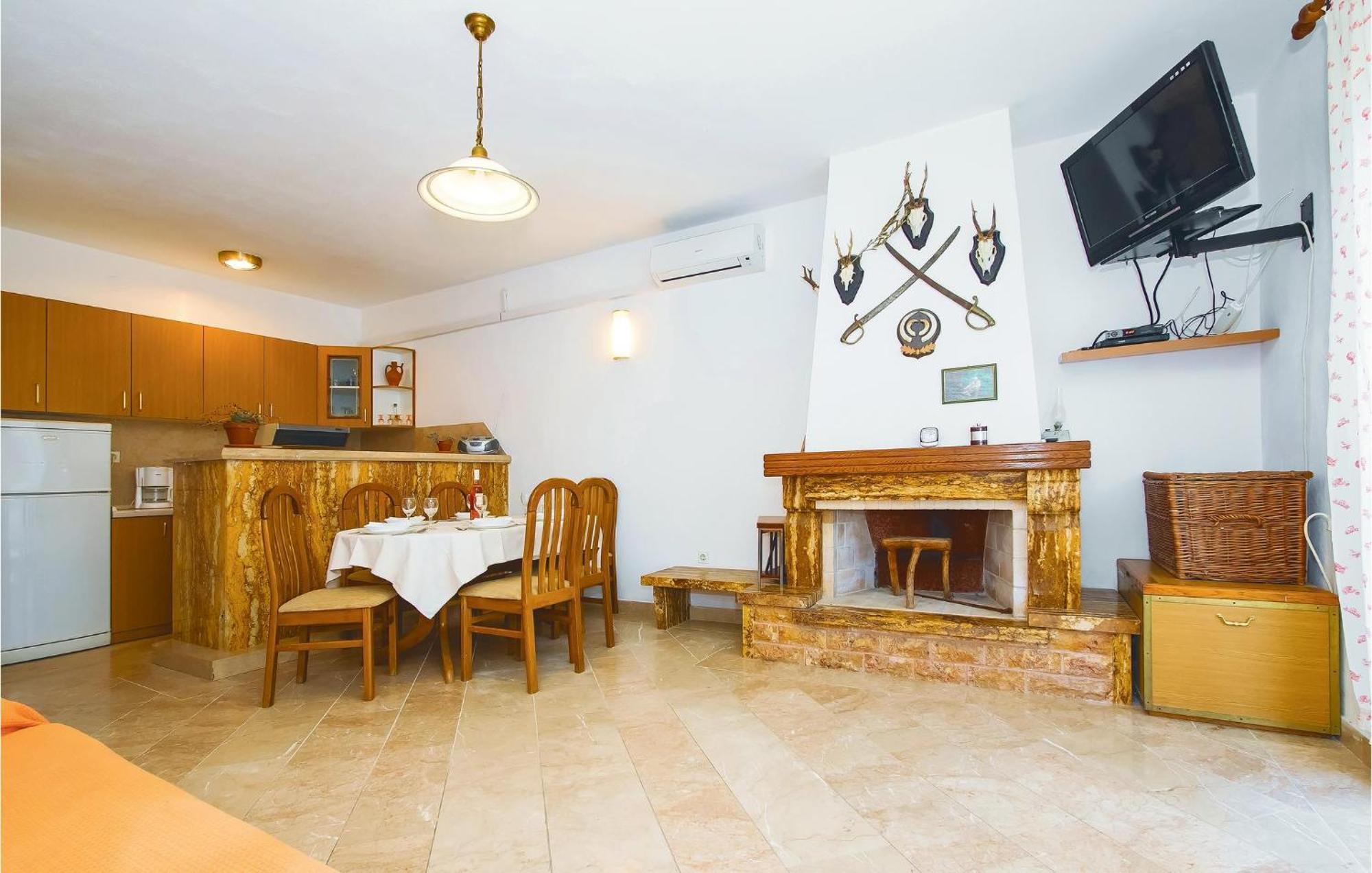 Beautiful Home In Pucisca With Wifi Экстерьер фото