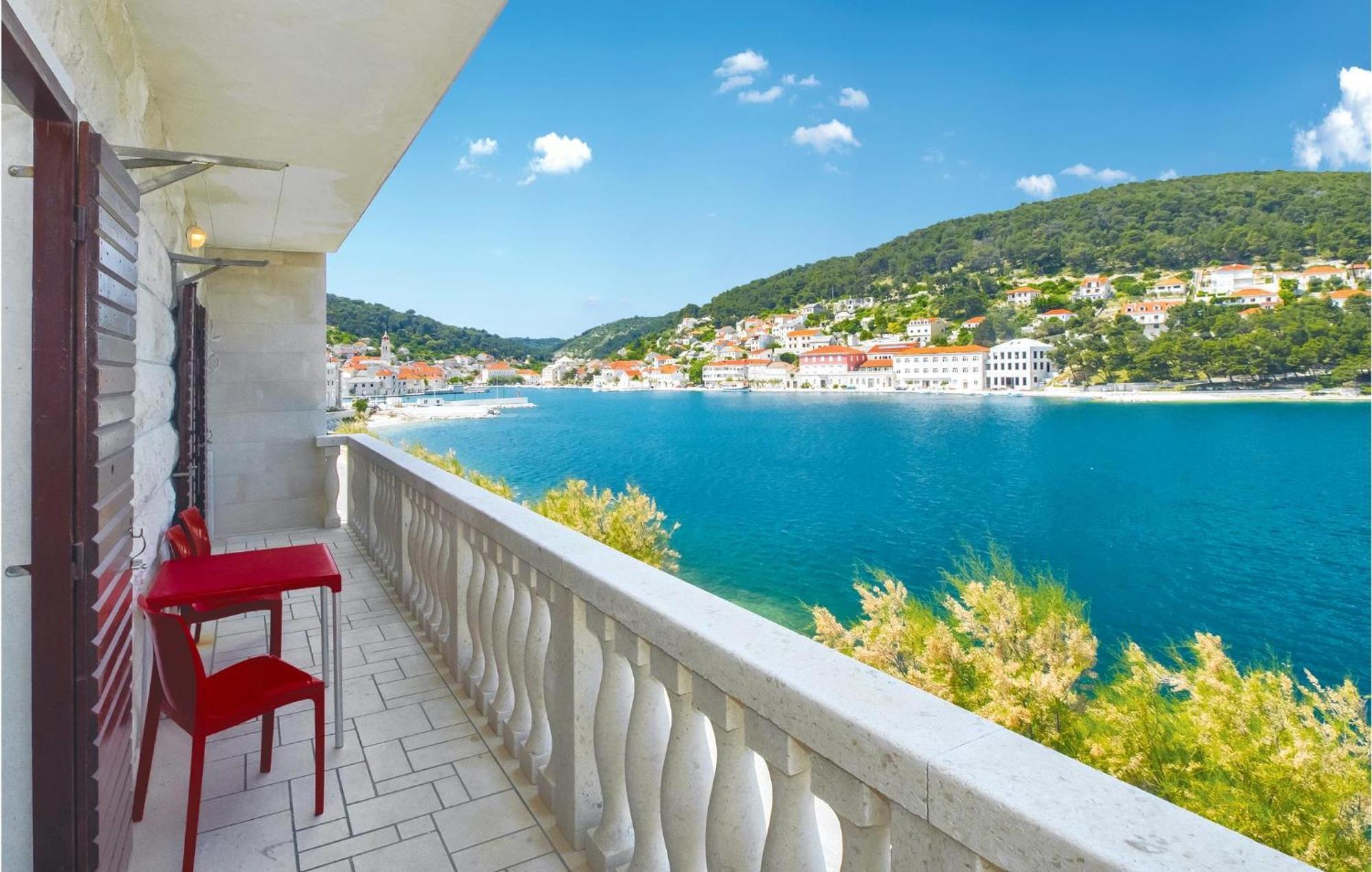 Beautiful Home In Pucisca With Wifi Экстерьер фото