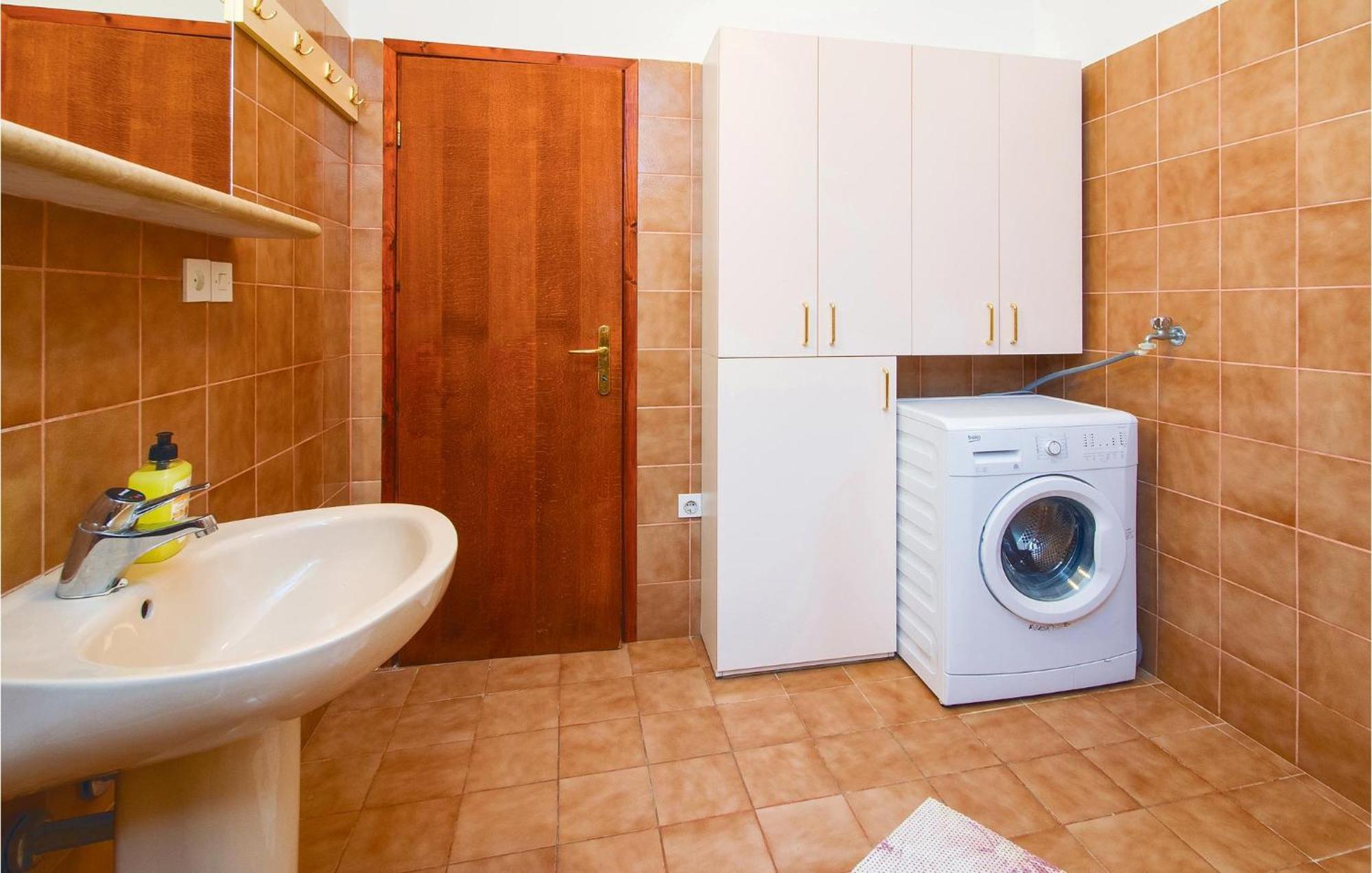 Beautiful Home In Pucisca With Wifi Экстерьер фото