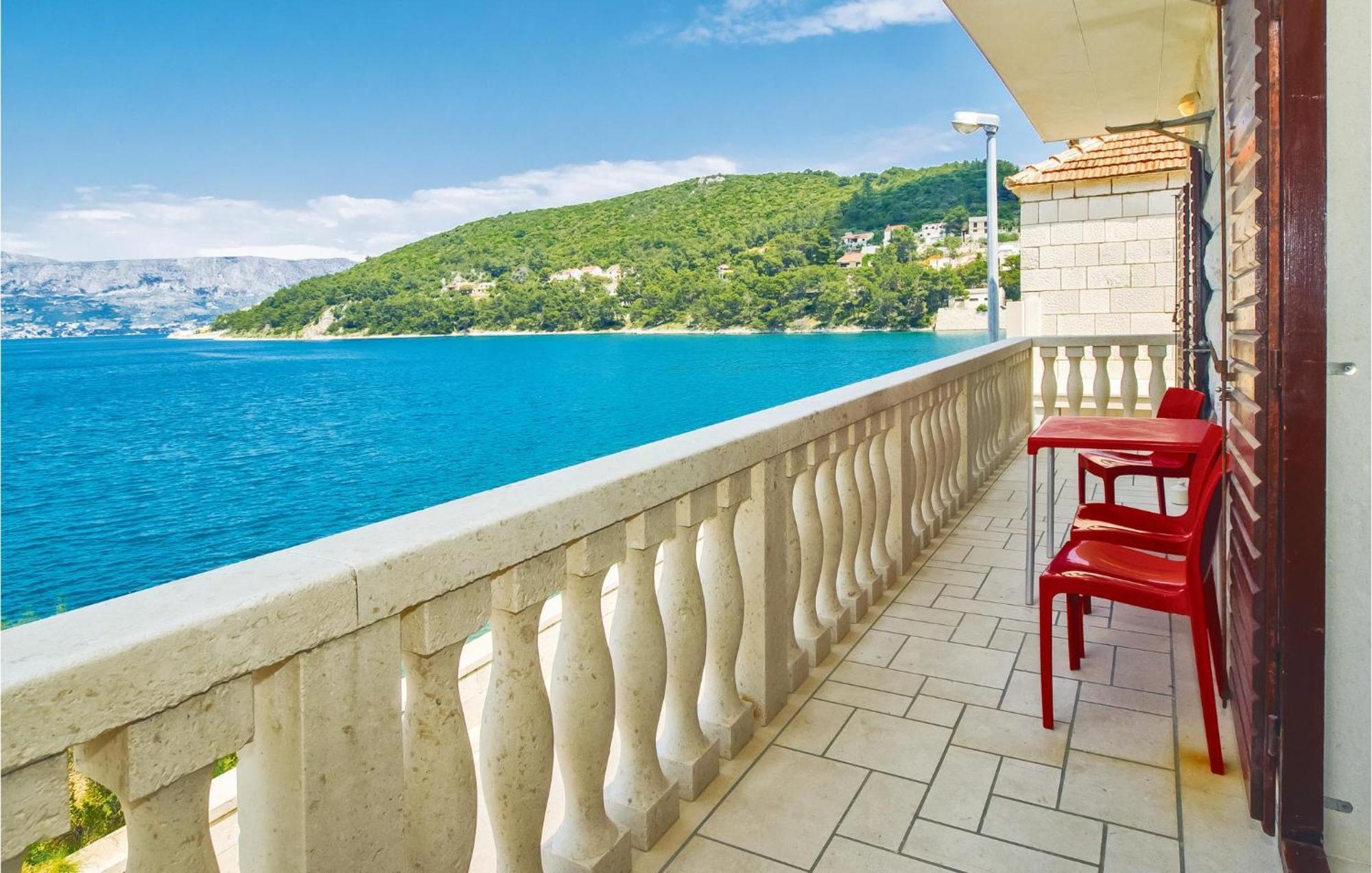 Beautiful Home In Pucisca With Wifi Экстерьер фото